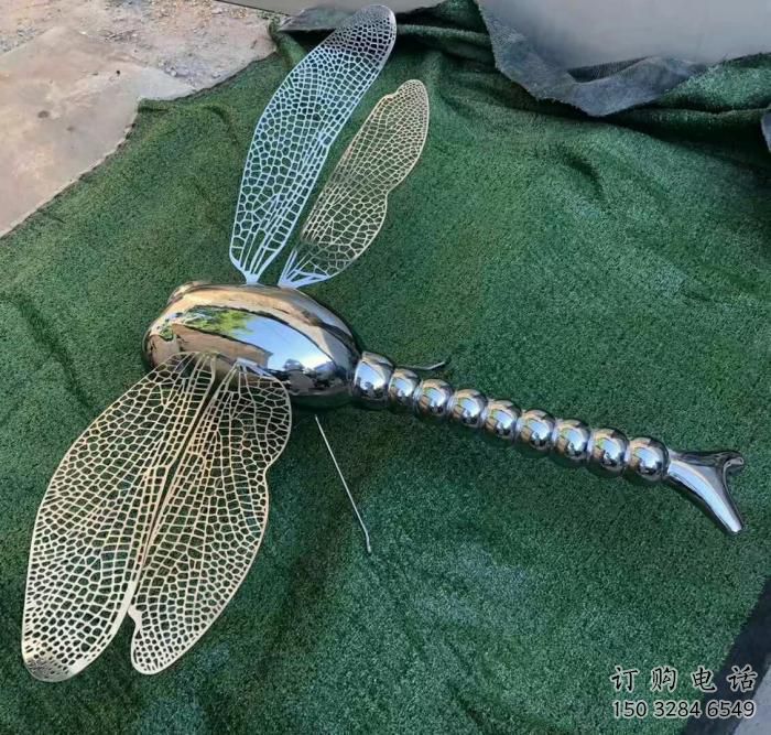 户外蜻蜓雕塑 草地异形小品 住宅小区镂空蜻蜓雕塑厂家