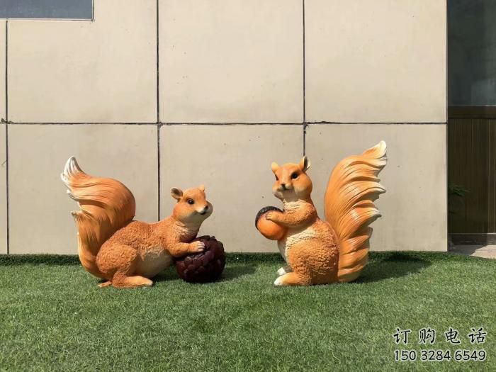 草地松鼠雕塑厂家 创意异形小品 户外异形松鼠雕塑