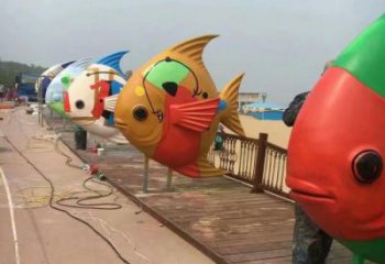彩绘鱼儿雕塑厂家 卡通喷漆小品 草地抽象鱼儿雕塑