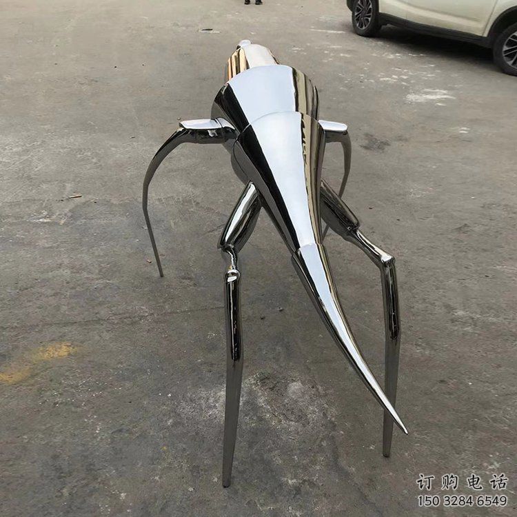 锻造蚂蚱雕塑厂家 创意公园小品 户外镜面蚂蚱雕塑