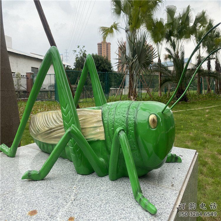 彩绘蚂蚱雕塑厂家 卡通喷漆小品 草地仿真蚂蚱雕塑