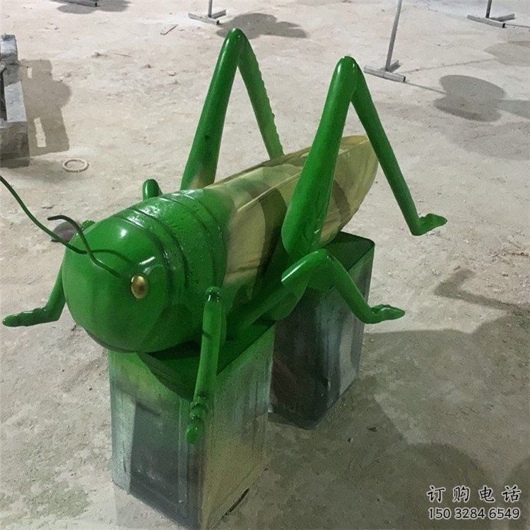 幼儿园蚂蚱雕塑厂家 卡通喷漆小品 户外异形蚂蚱雕塑