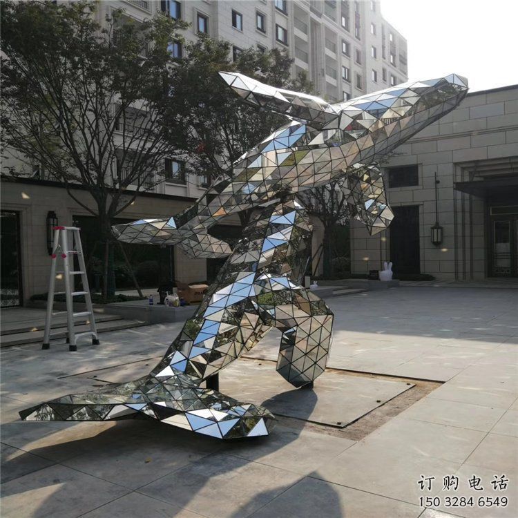 镜面金鱼雕塑厂家 现代几何摆件 游乐场异形金鱼雕塑 镜面金鱼雕塑厂家 现代几何摆件 游乐场异形金鱼雕塑