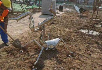 几何螳螂雕塑厂家 中式室内摆件 草地切面螳螂雕塑
