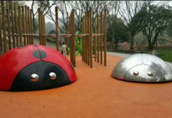 草地瓢虫雕塑厂家 户外异形小品 户外公园瓢虫雕塑