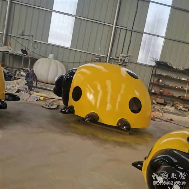 喷漆甲壳虫雕塑厂家 卡通广场小品 草地切面甲壳虫雕塑 喷漆甲壳虫雕塑厂家 卡通广场小品 草地切面甲壳虫雕塑