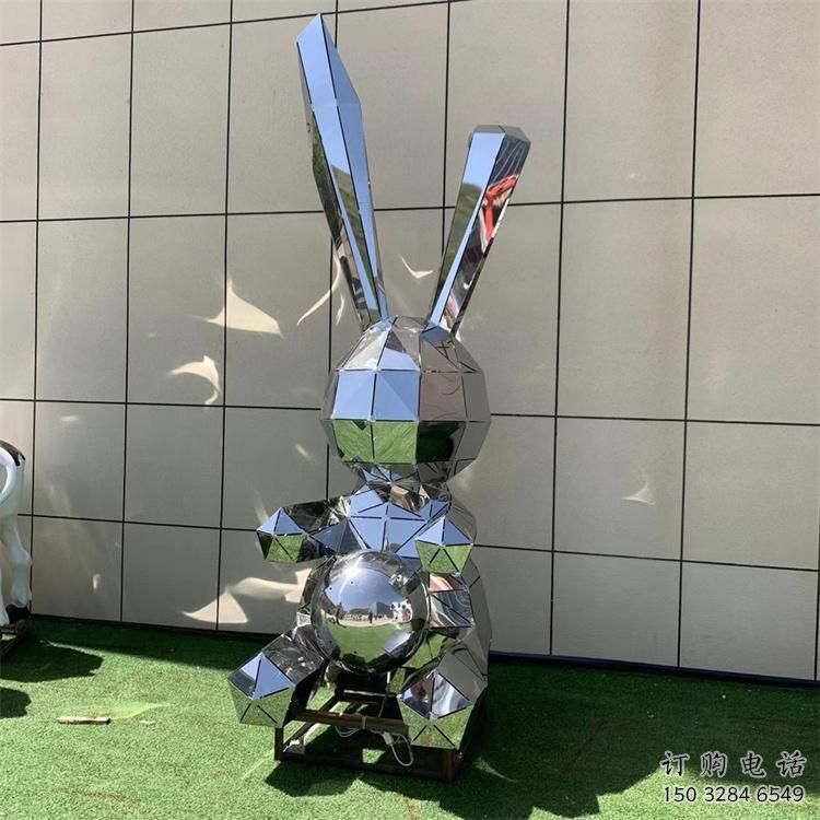 几何兔子雕塑厂家 卡通镜面小品 游乐场异形兔子雕塑