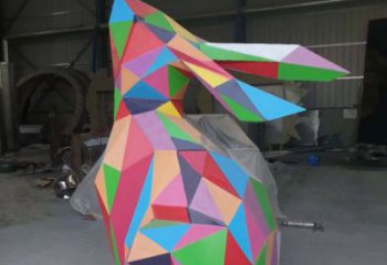 彩绘兔子雕塑厂家 卡通喷漆小品 草地切面兔子雕塑
