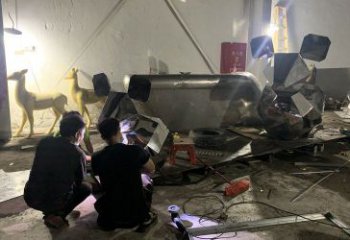 锻造老鼠雕塑厂家 现代抽象摆件 草地切面老鼠雕塑
