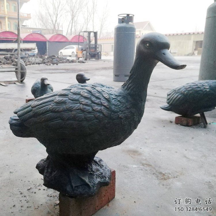 彩绘鸭子雕塑厂家 卡通喷漆小品 草地仿古鸭子雕塑 彩绘鸭子雕塑厂家 卡通喷漆小品 草地仿古鸭子雕塑