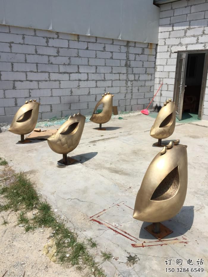彩绘雀鸟雕塑厂家 卡通喷漆小品 草地切面雀鸟雕塑 彩绘雀鸟雕塑厂家 卡通喷漆小品 草地切面雀鸟雕塑