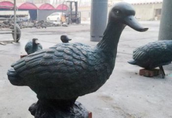 彩绘鸭子雕塑厂家 卡通喷漆小品 草地仿古鸭子雕塑