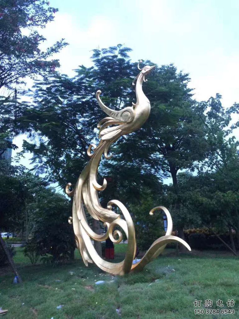 步行街金凤凰雕塑厂家 创意喷漆摆件 草地抽象金凤凰雕塑