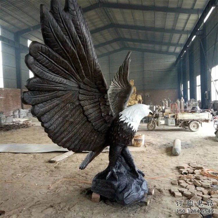 喷漆雄鹰雕塑厂家 卡通广场小品 草地大型雄鹰雕塑
