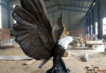 喷漆雄鹰雕塑厂家 卡通广场小品 草地大型雄鹰雕塑