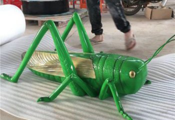 彩绘蝈蝈雕塑厂家 卡通喷漆小品 草地切面蝈蝈雕塑