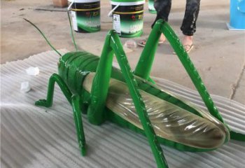 喷漆蝈蝈雕塑厂家 卡通广场小品 草地切面蝈蝈雕塑