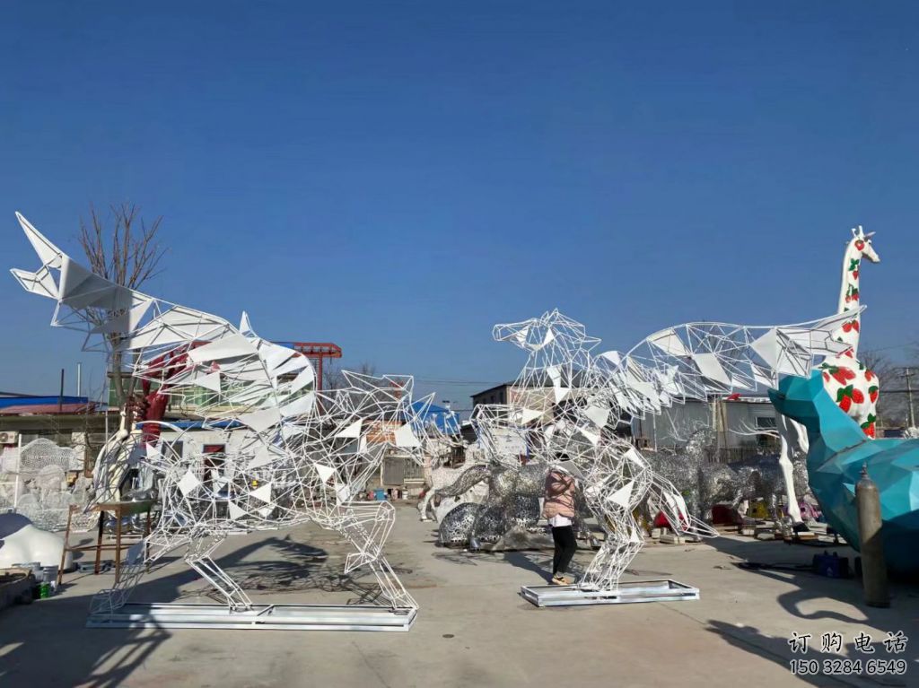 别墅花片马雕塑厂家 卡通喷漆小品 大型镂空花片马雕塑