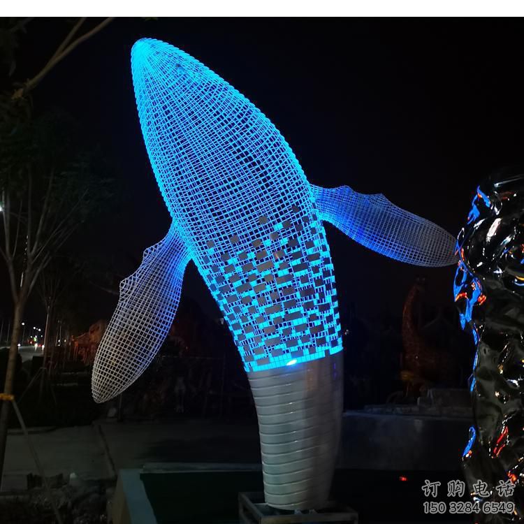 彩绘鲸鱼雕塑厂家 卡通喷漆小品 草地切面鲸鱼雕塑