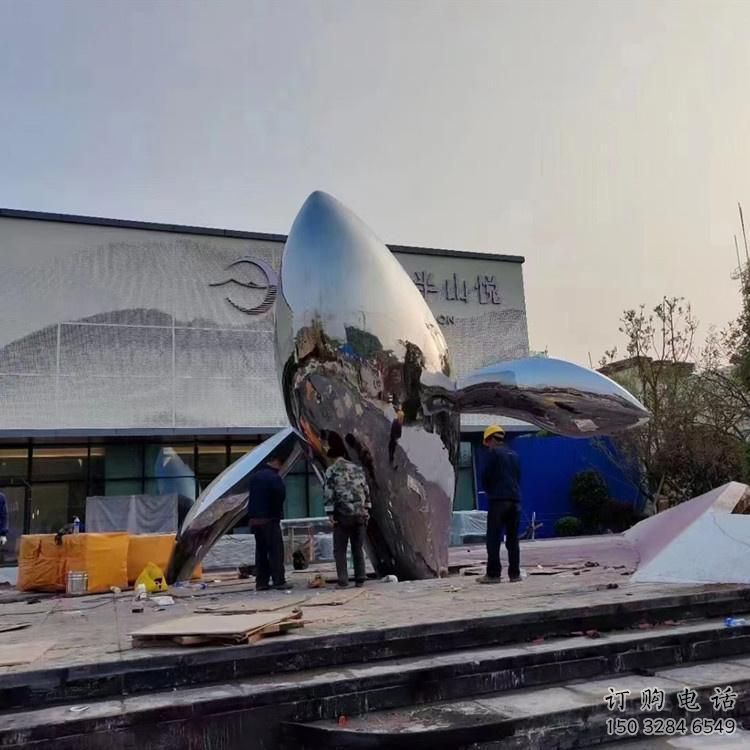 商业街鲸鱼雕塑厂家 大型现代摆件 步行街异形鲸鱼雕塑