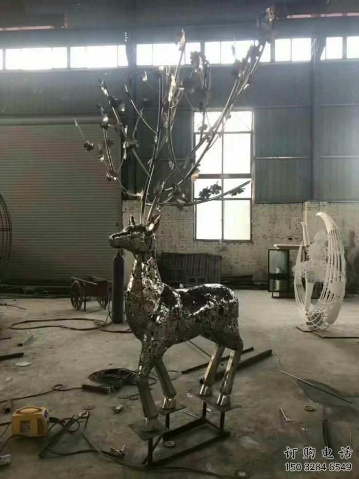 镂空麋鹿雕塑厂家 现代抽象摆件 草地切面麋鹿雕塑