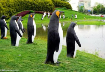 彩绘企鹅雕塑厂家 卡通喷漆小品 草地切面企鹅雕塑