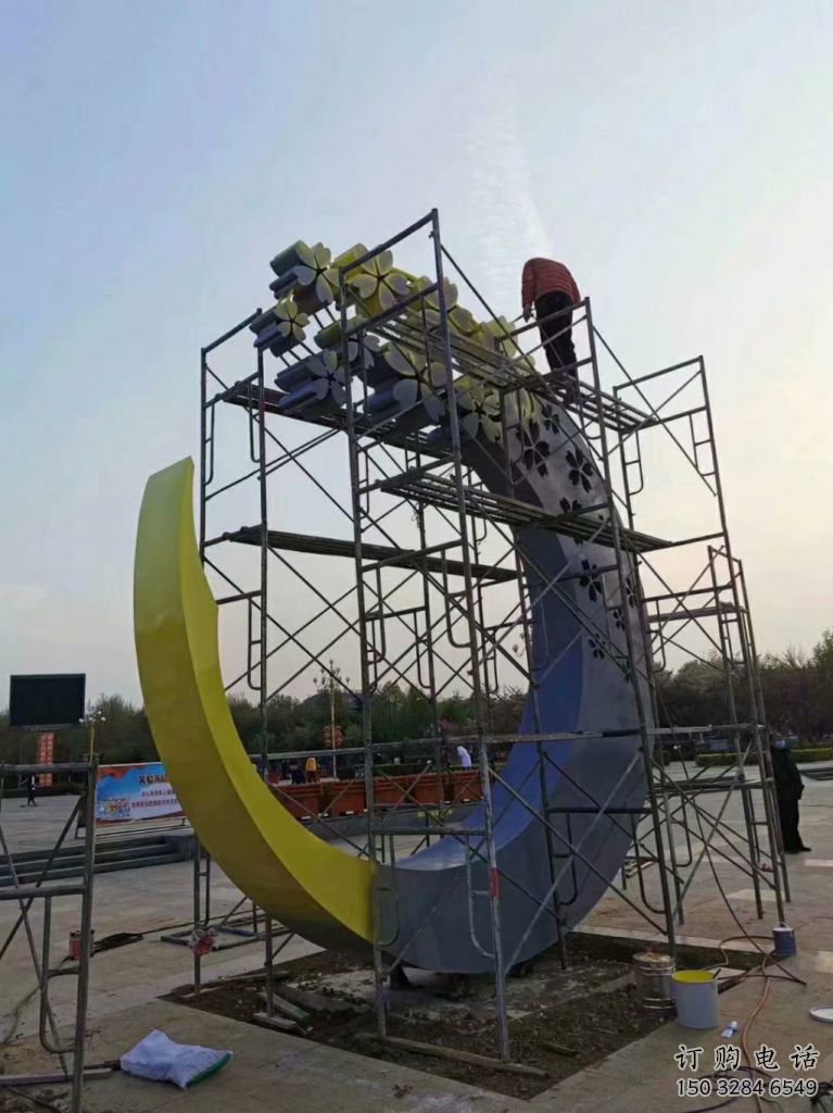 几何月牙形雕塑厂家 彩绘小品 大门口不锈钢月牙形雕塑 几何月牙形雕塑厂家 彩绘小品 大门口不锈钢月牙形雕塑