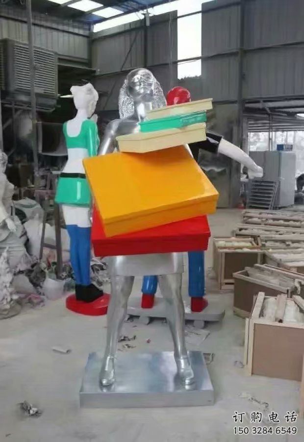 彩绘手提包雕塑厂家 抽象摆件 街头不锈钢手提包雕塑
