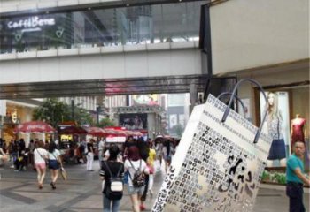 街头提包雕塑厂家 大型别墅区摆件 现代不锈钢提包雕塑生产