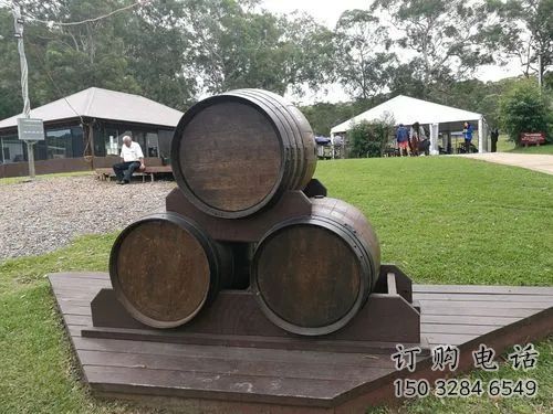 街头酒桶雕塑厂家 大型别墅区摆件 仿古酒桶雕塑厂