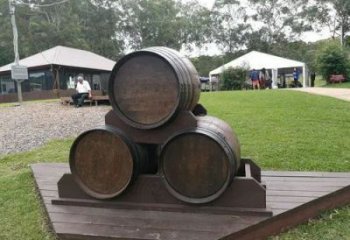 街头酒桶雕塑厂家 大型别墅区摆件 仿古酒桶雕塑厂