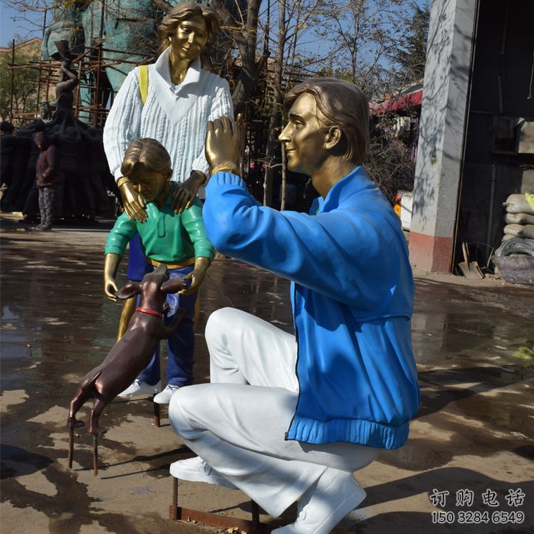 现代一家人雕塑厂家 大型别墅区摆件 彩绘不锈钢一家人雕塑厂 现代一家人雕塑厂家 大型别墅区摆件 彩绘不锈钢一家人雕塑厂