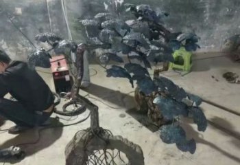 庭院松树雕塑厂家 草地小品 锻造不锈钢松树雕塑厂