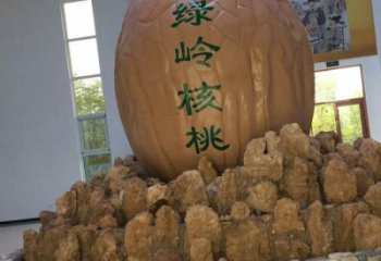 彩绘核桃雕塑厂家 仿真摆件 街头核桃雕塑厂
