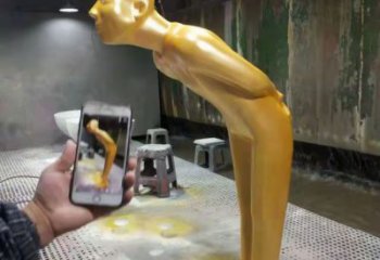 镀金迎宾雕塑厂家 铸造摆件 现代不锈钢迎宾雕塑制作