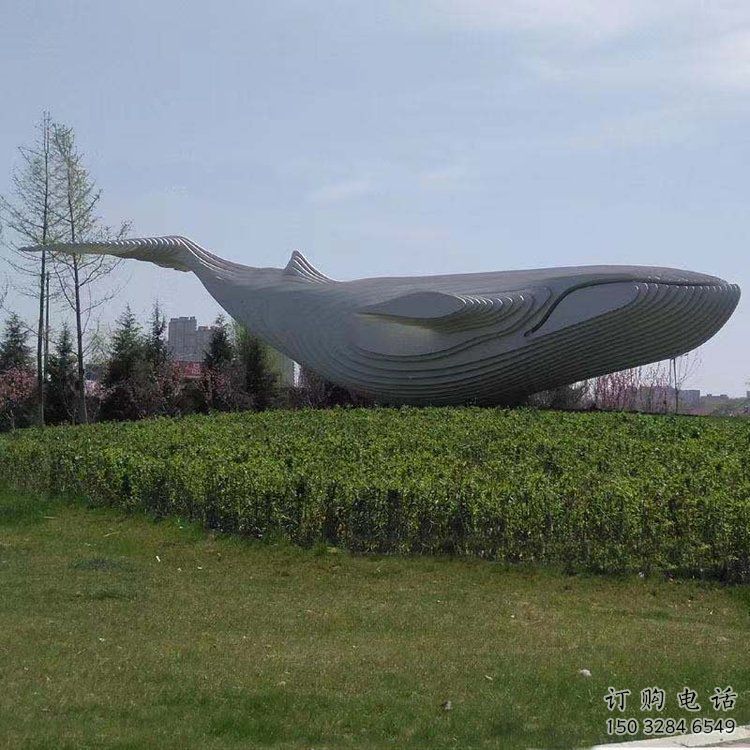 广场草地不锈钢鱼雕塑