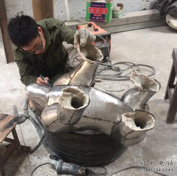 辽宁步行街猩猩雕塑，景观主题，锻造工艺