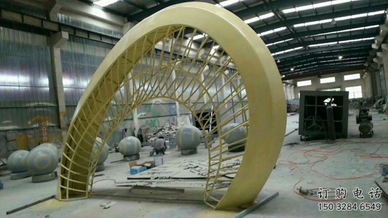 大型不锈钢拱门雕塑，镂空烤漆工艺制作