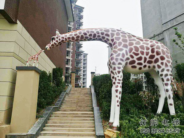 长颈鹿大门雕塑