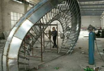 镂空半圆门头雕塑，不锈钢结构大门雕塑制作