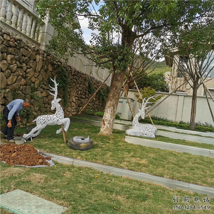 美陈小鹿雕塑供应,城区小品,镂空小鹿雕塑制造商 美陈小鹿雕塑供应,城区小品,镂空小鹿雕塑制造商