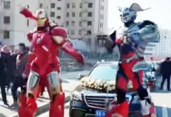 钢铁侠机器人雕塑