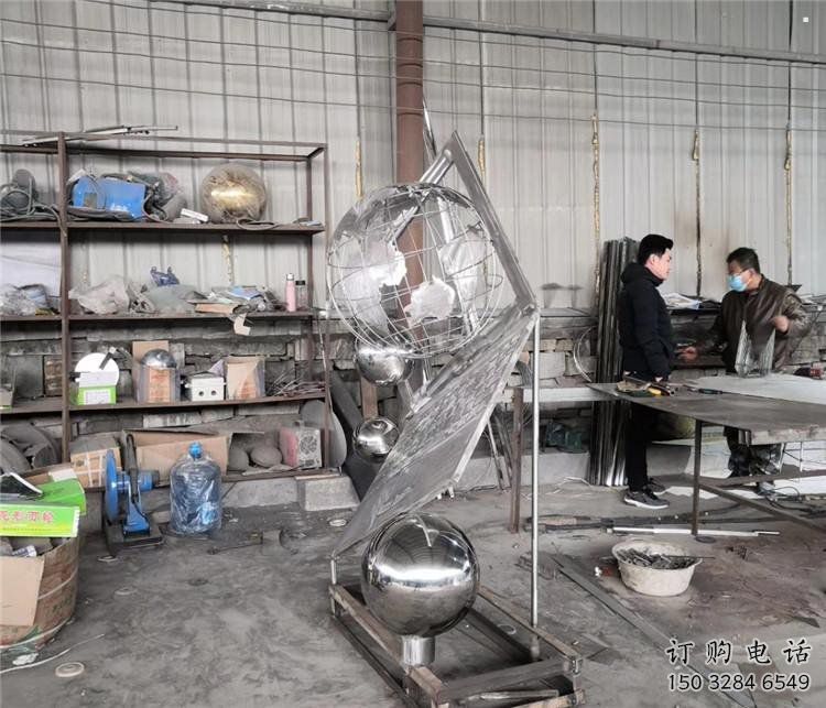 地球仪雕塑批发,镜面工艺,景观笔记本地球仪雕塑承接 地球仪雕塑批发,镜面工艺,景观笔记本地球仪雕塑承接