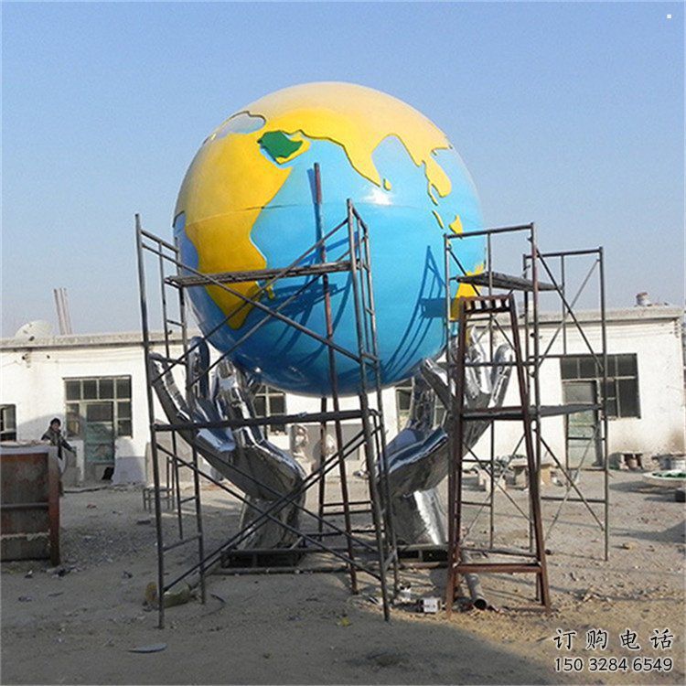 地球仪雕塑制作，村标概念，锻钢手托地球仪雕塑厂家
