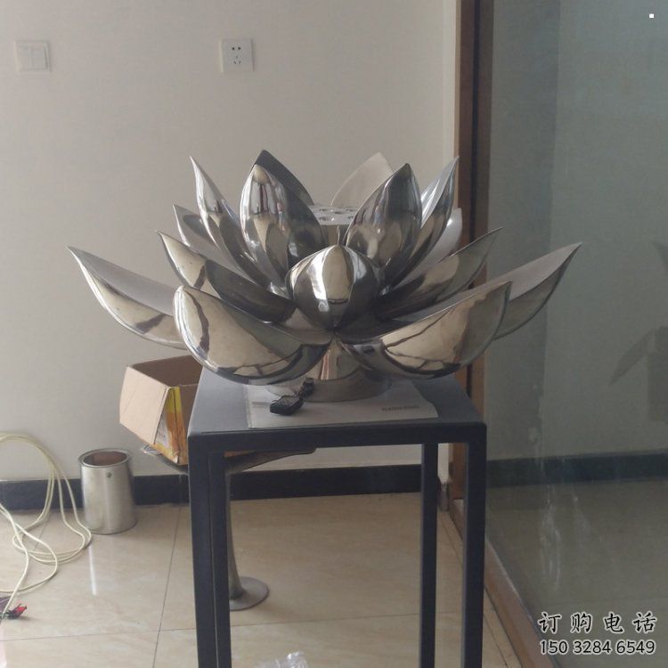 大型荷花雕塑常用，户外摆放，镜面荷花雕塑厂家展示