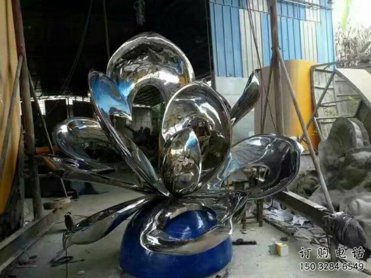 金属荷花雕塑制作厂家，陆地摆件，镜面荷花雕塑制造商