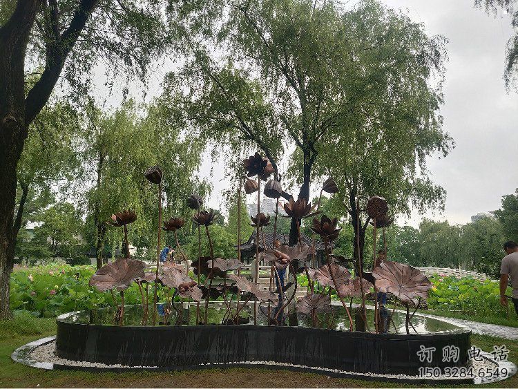 金属荷花雕塑制作，城市装饰，铜荷花雕塑标准厂家