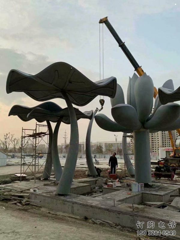 街头荷叶雕塑