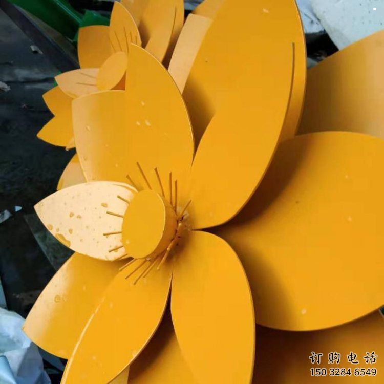 黄莲花雕塑定做，广场雕塑，室外烤漆黄莲花雕塑提供