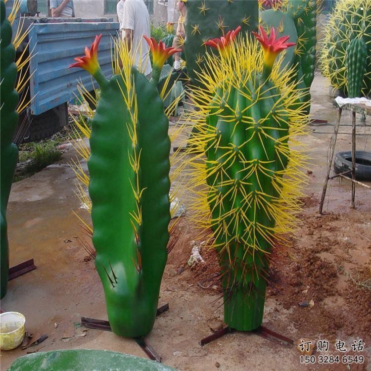 彩绘仙人掌雕塑